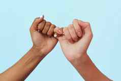 黑色的白色手举行手指概念和平平等