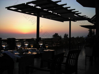 室内视图当初日落海美丽的日落图像开放阳台餐厅日落温暖的夏天晚上海假期旅行概念