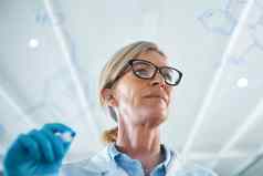 科学重要的渠道知识拍摄成熟的科学家画分子结构玻璃墙实验室