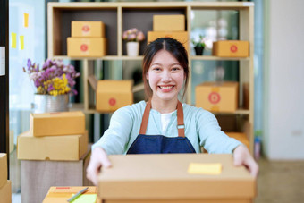 肖像业务女人锻造包装产品盒子显示交付客户订单