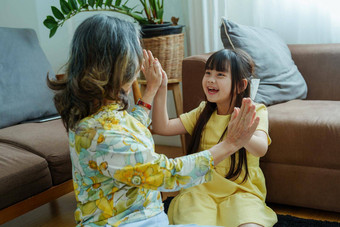 亚洲肖像奶奶（外）孙女休闲活动拥抱显示爱护理