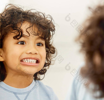 生活短微笑牙齿拍摄男孩检查牙齿镜子首页