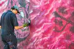 斯林德马耳他6月街艺术家绘画粉红色的墙壁画猫