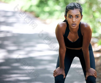 选择休息<strong>戒烟</strong>拍摄有吸引力的年轻的女人采取时刻抓呼吸运行在户外