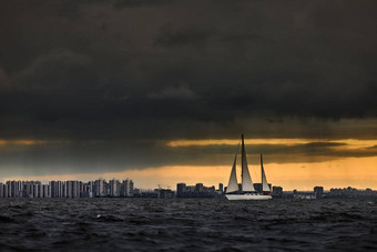 帆船海狂风暴雨的天气狂风暴雨的云天空橙色天空帆赛船会反射帆水比格尔波水