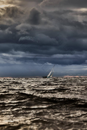 帆船海<strong>狂风暴雨</strong>的天气模糊背景<strong>狂风暴雨</strong>的云天空帆赛船会反射帆水大波水