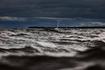 帆船海狂<strong>风暴</strong>雨的天气狂<strong>风暴</strong>雨的云天空橙色天空帆赛船会反射帆水比格尔波水