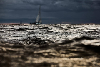 帆船海狂风暴雨的天气模糊背景狂风暴雨的云天空帆赛船会反射帆水大波水