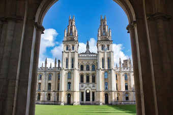 灵魂大学牛津大学大学前面视图入口塔绿色草坪上拱门