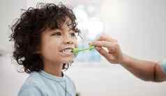 刷牙孩子们牙齿正确帮助防止蛀牙感染拍摄父亲刷牙儿子牙齿浴室首页