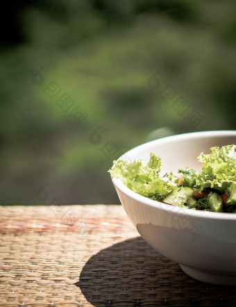 垂直陶瓷白色光碗混合绿色生菜叶子菠菜叶沙拉成分新鲜的蔬菜蓉红色的番茄服务板健康的素食主义者食物厨房特写镜头视图