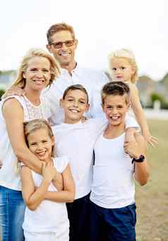 爱家庭生活最大的祝福拍摄快乐家庭支出时间在户外