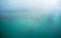 探索美海洋桨时间高角拍摄喜欢冒险的年轻的夫妻划独木舟美丽的海洋印尼