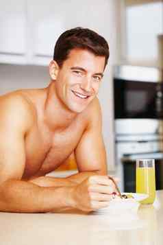 建筑完美的身体健康的早餐裁剪拍摄肌肉发达的男人。吃早餐