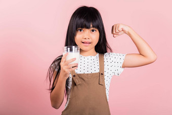 亚洲孩子年微笑持有牛奶玻璃显示权力<strong>强</strong>大的手势