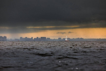 帆船海<strong>狂风</strong>暴雨的天气<strong>狂风</strong>暴雨的云天空橙色天空帆赛船会反射帆水比格尔波水