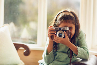 爱好引领拍摄女孩采取图片古董相机首页
