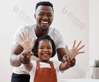 清洁手拍摄年轻的父亲帮助女儿洗手浴室首页