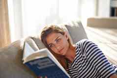 失去了好书拍摄年轻的女人阅读书沙发首页