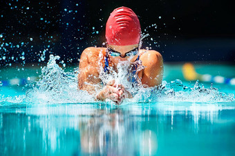 最严重的中风游泳拍摄年轻的女游泳运动员蝴蝶中风