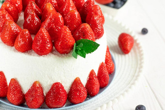 草莓馅饼新装的新鲜的草莓自制的草莓蛋糕