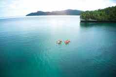 划独木舟未知的高角拍摄喜欢冒险的年轻的夫妻划独木舟美丽的海洋印尼