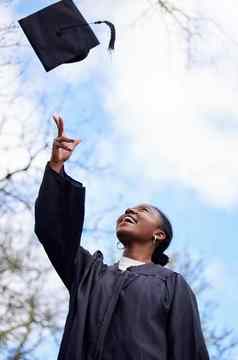 向上起拍摄年轻的女人扔他空气毕业一天