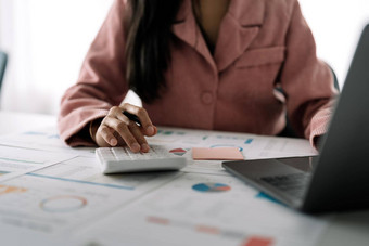 业务女人计算器数学金融木桌子上办公室业务工作背景税会计统计数据分析研究概念