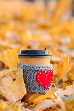 纸咖啡舒适的杯心形状秋天叶子垂直复制空间