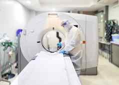 医疗工作人员穿佩普西装脸盾医疗面具医疗格罗夫保护冠状病毒科维德病毒扫描病人扫描房间