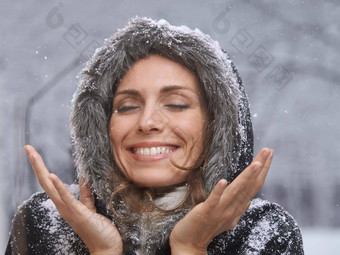 爱的降雪拍摄有吸引力的女人享受雪