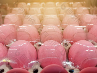 关闭粉红色的鸡蛋蛋准备浸泡快速石灰转蛋白绿色黑清新农场包回收蛋托盘覆盖透明的塑料