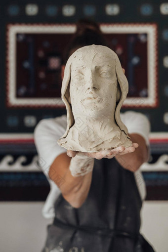 女波特艺术家持有脸手工制作的精心制作头人类艺术工作
