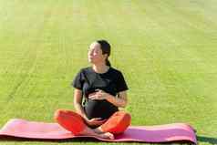 怀孕了女人执行瑜伽体位