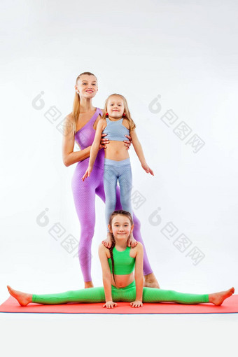 哈达瑜伽<strong>健身</strong>年轻的妈妈。教练女儿锻炼体操孤立的白色背景家庭