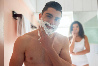 时间<strong>掉头</strong>发拍摄英俊的年轻的男人。剃须女朋友刷牙齿浴室