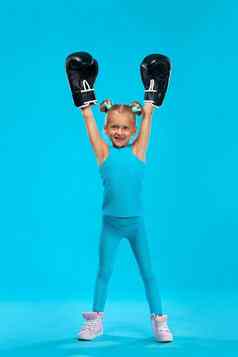拳击健身概念运动员女孩孩子拳击手战斗手套蓝色的背景