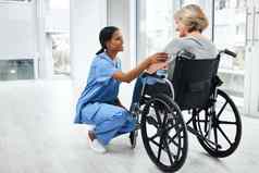 不病人看到人拍摄年轻的护士有爱心的高级女人轮椅