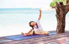 孩子锻炼平台在户外健康的生活方式瑜伽女孩
