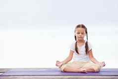 孩子锻炼平台在户外健康的生活方式瑜伽女孩