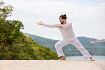 自由搏击选手<strong>泰拳泰国</strong>战斗机男人。白色培训空手道武山