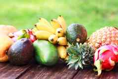 混合异国情调的水果木背景健康的吃节食前视图草复制空间