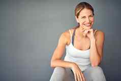 锻炼数量待办事项列表肖像运动年轻的女人坐着灰色背景
