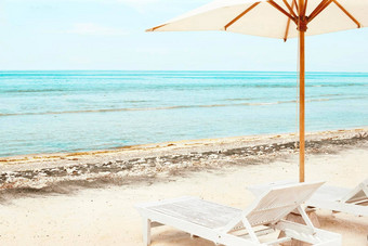 海滩椅子阳伞异国情调的热带白色桑迪