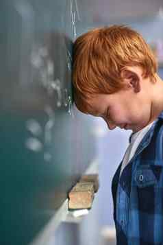 数字裁剪拍摄小学学校男孩紧迫的头黑板上挫折类