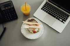 平躺办公室工作的地方午餐盒子橙色喝表格移动PC电话