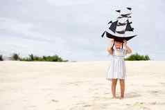 女孩玩海滩飞行船风筝孩子享受夏天