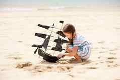 女孩玩海滩飞行船风筝孩子享受夏天