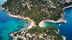 空中视图港口到海滩海盗湾科孚岛岛希腊