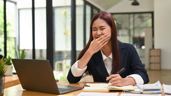 快乐的亚洲女商人看网络研讨会沟通会议视频调用移动PC电脑
